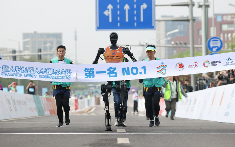 ▲4月19日,天工机器人率先冲线,夺得全球首个人形机器人半马冠军。新京报记者 李木易 摄
