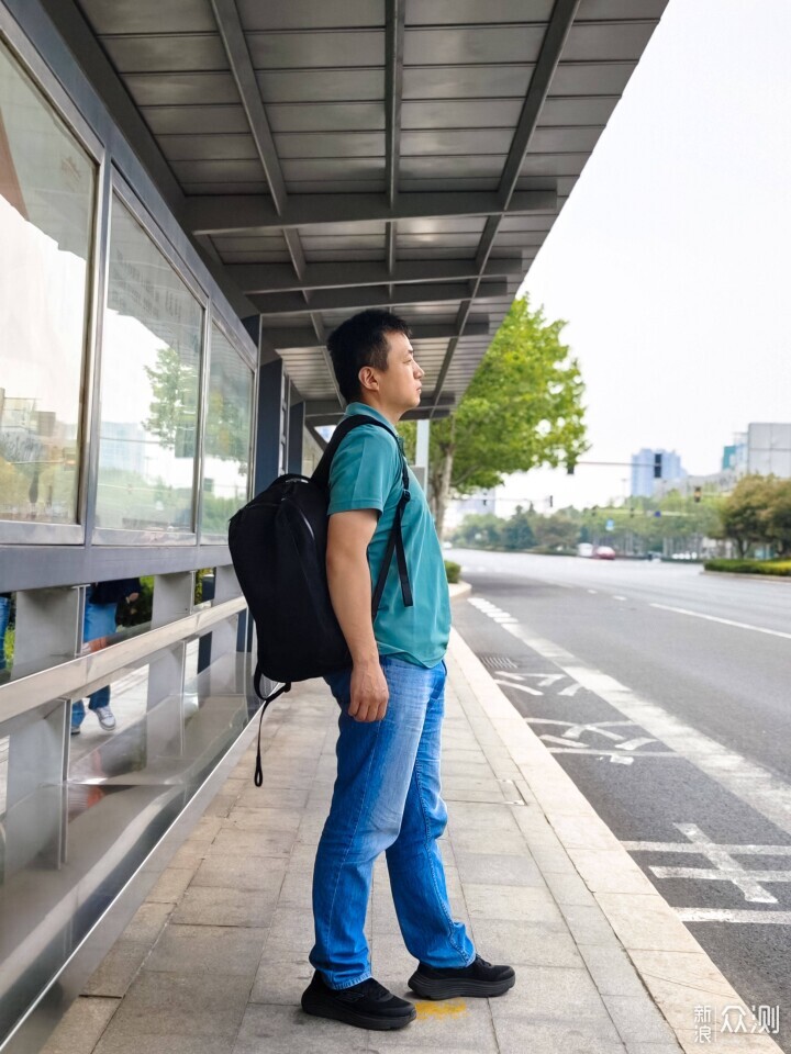 休闲商务双肩包:地平线8号Urban 胶囊双肩包_新浪众测