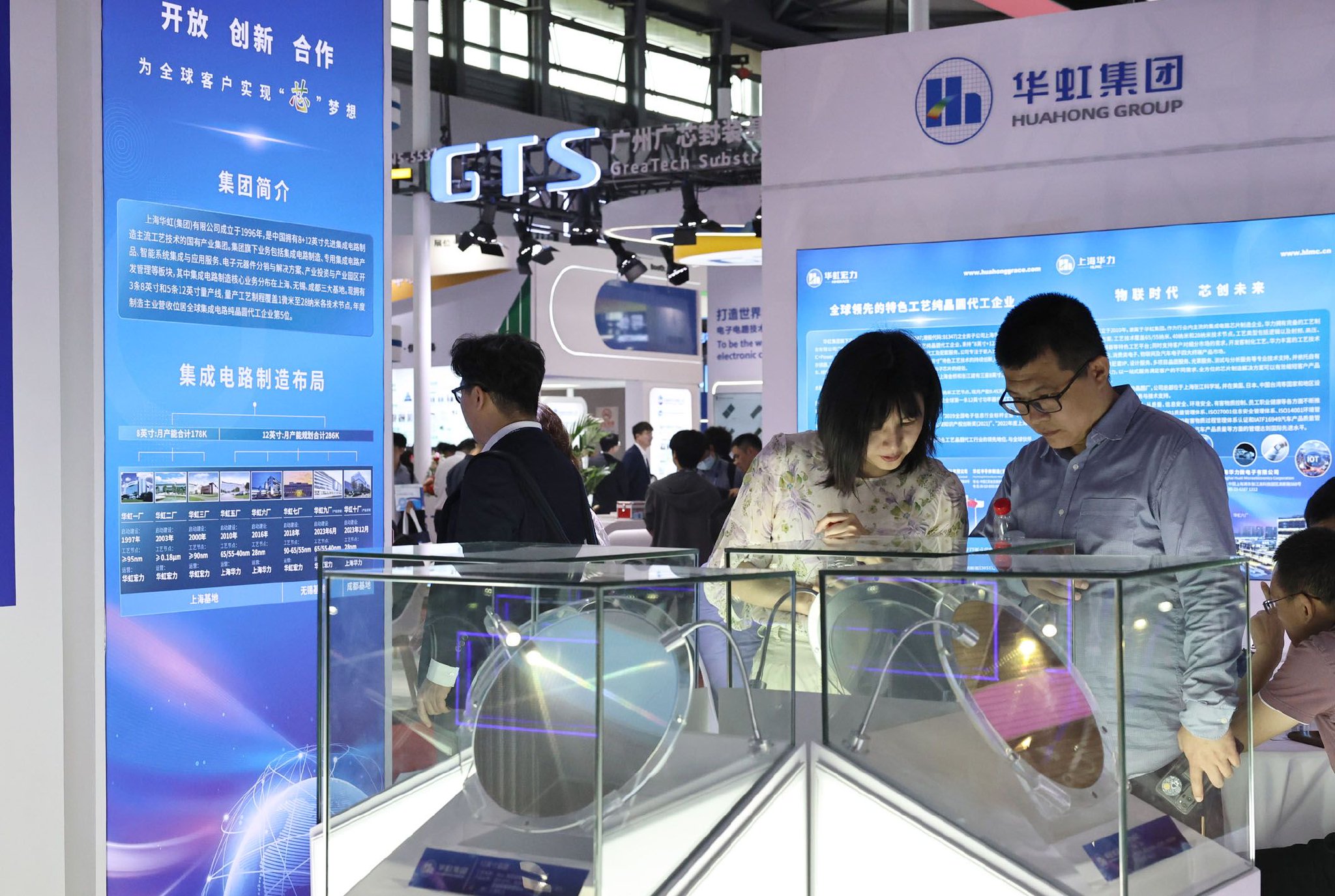图为2025中国国际半导体展上，参观者在一组晶圆产品展柜前驻足观看。资料照片