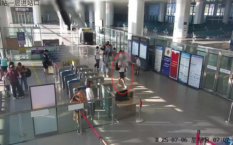 7月6日上午,警方在随州南站发现薛某某的身影。图源:湖北省公安厅