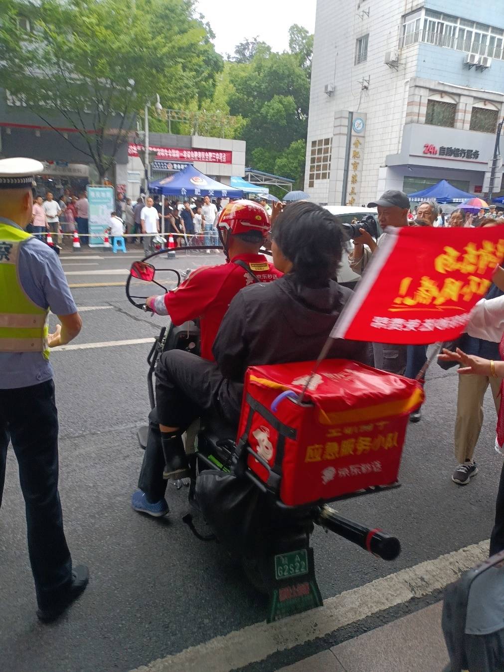 合肥三中外，京东外卖全职骑手第一时间带考生回家取身份证
