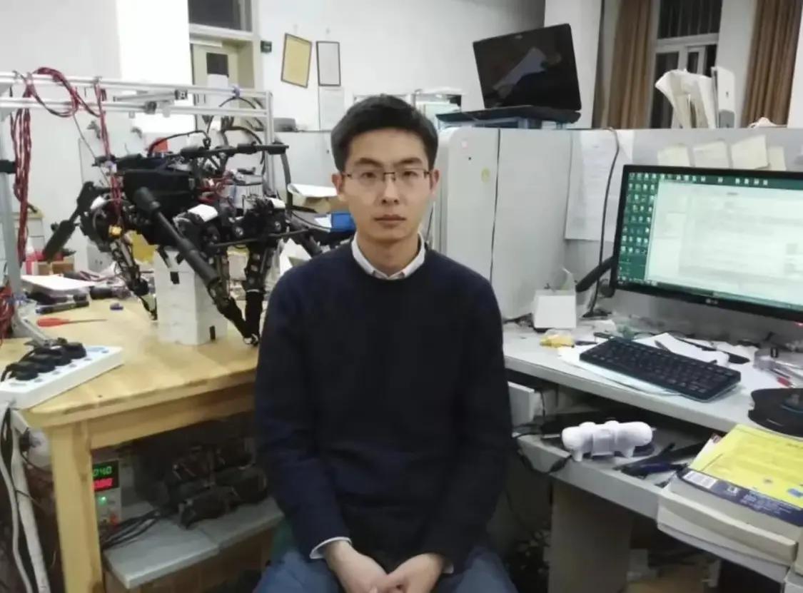 上海大学读研期间的王兴兴在实验室,图源宇树科技