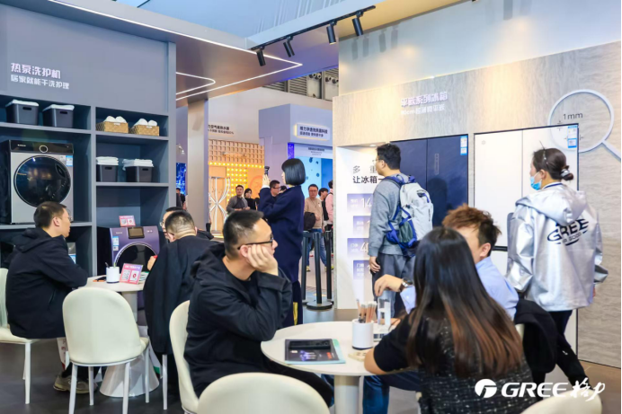 (图为“董明珠健康家”形象店亮相AWE)