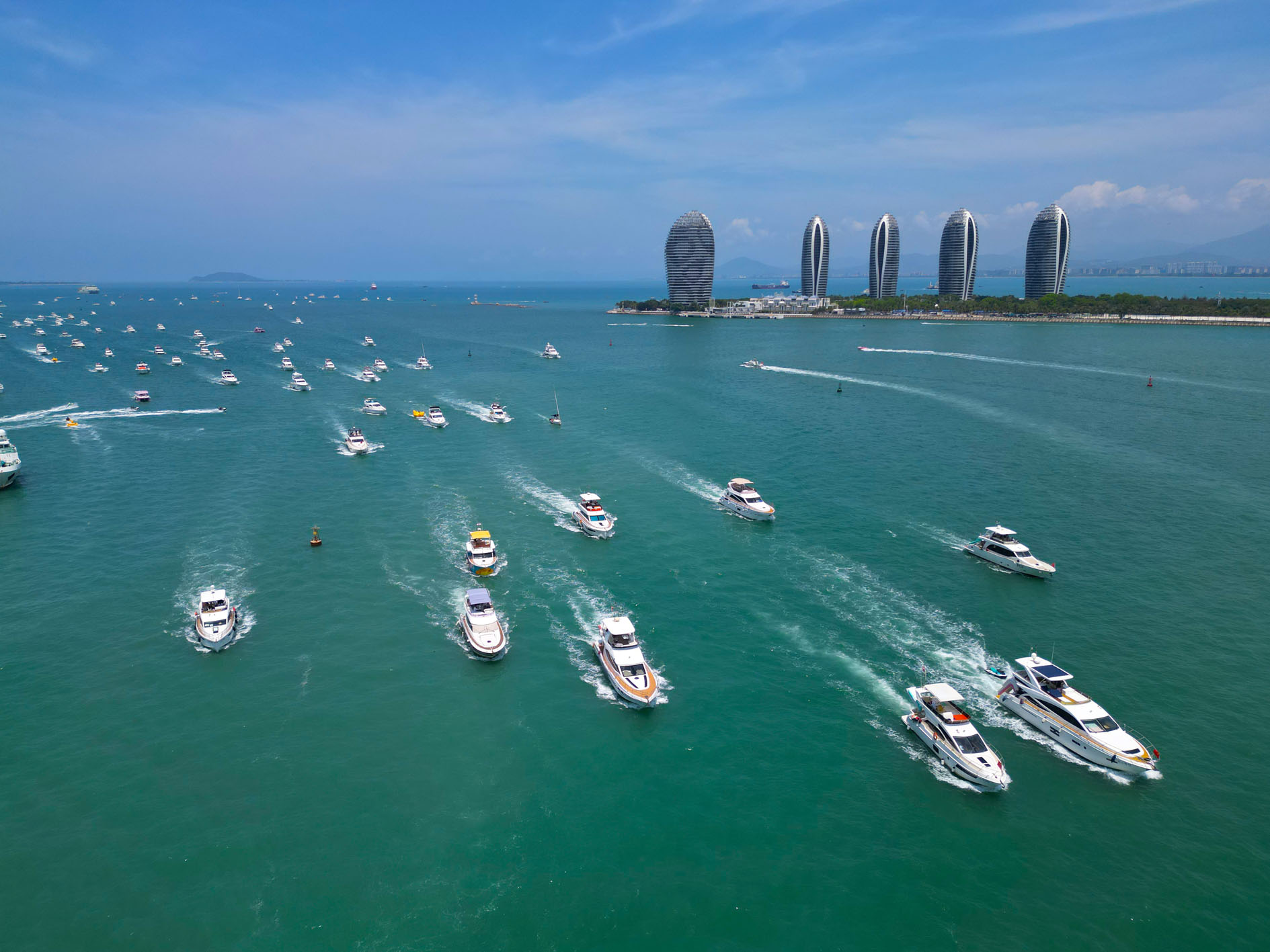 5月3日,大批游艇在海南省三亚湾凤凰岛附近的海面上。新华社发(李学仕 摄)