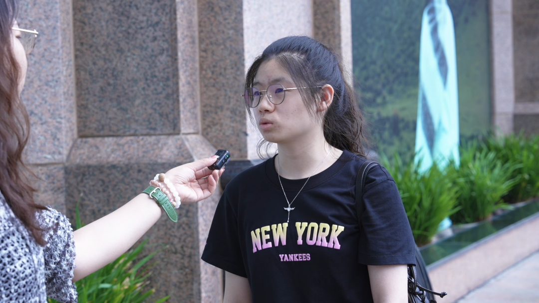 图:高考考生接受采访