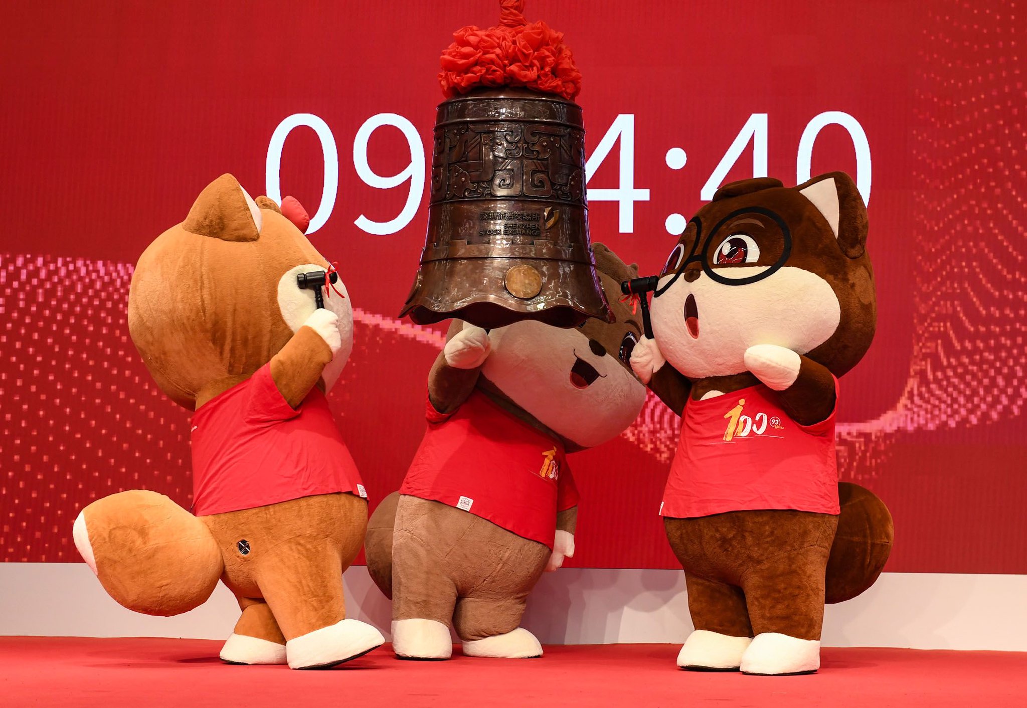 图为2019年7月12日零食行业企业三只松鼠正式登陆A股市场。(资料照片)