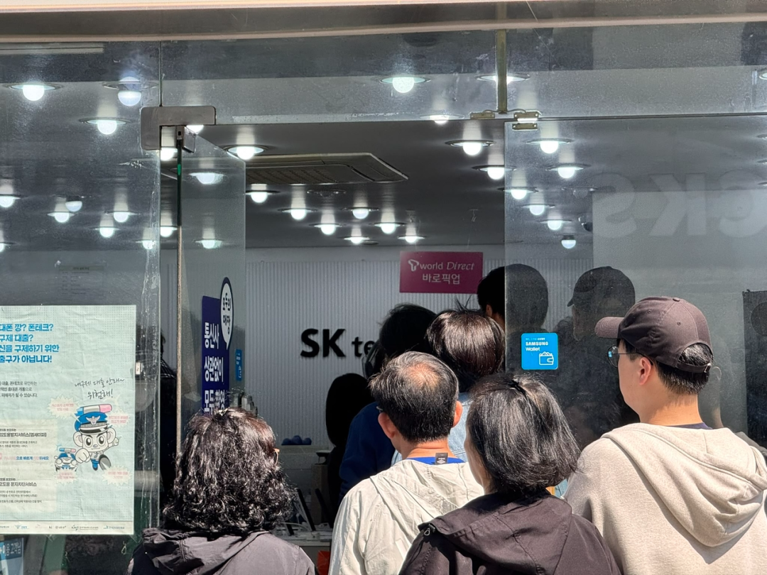 图:SK电讯用户在门店排队更换SIM卡。图片来源:The Korea Herald。