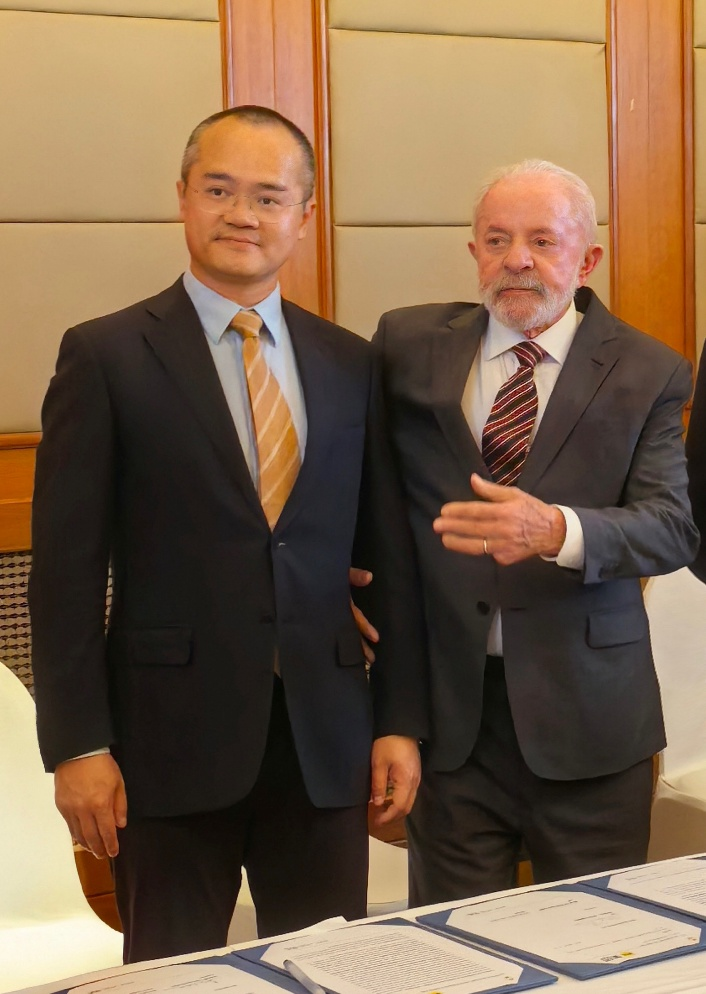 美团CEO王兴（左），巴西总统卢拉（右）