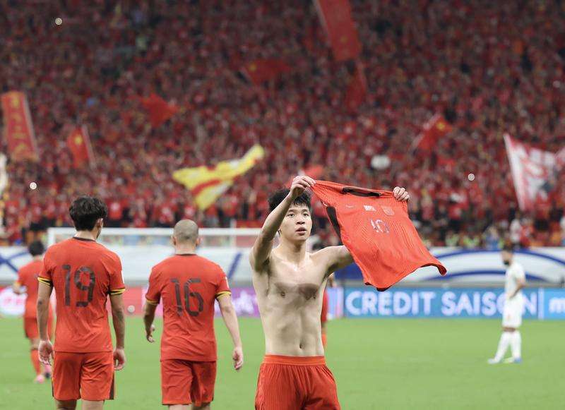6月10日，王钰栋（右）在进球后展示球衣。新华社记者 胡星宇 摄