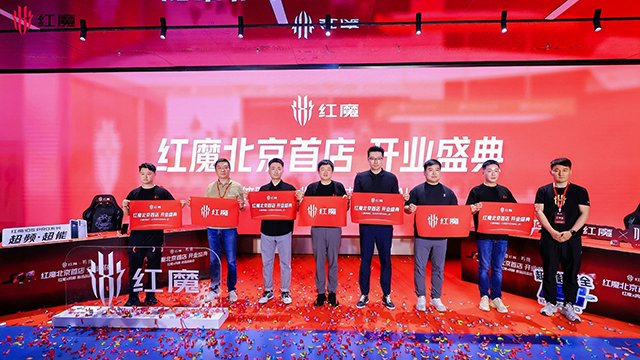 在开业盛典之后,现场还有各式各样的体验区、现场游戏对战和 Coser 合影的活动,众多粉丝与用户参与打卡即可现场兑换好礼。
