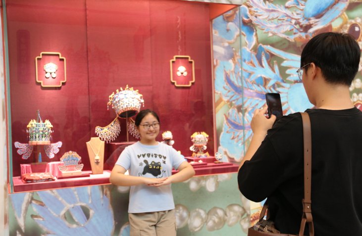 凤冠文创产品备受观众喜爱