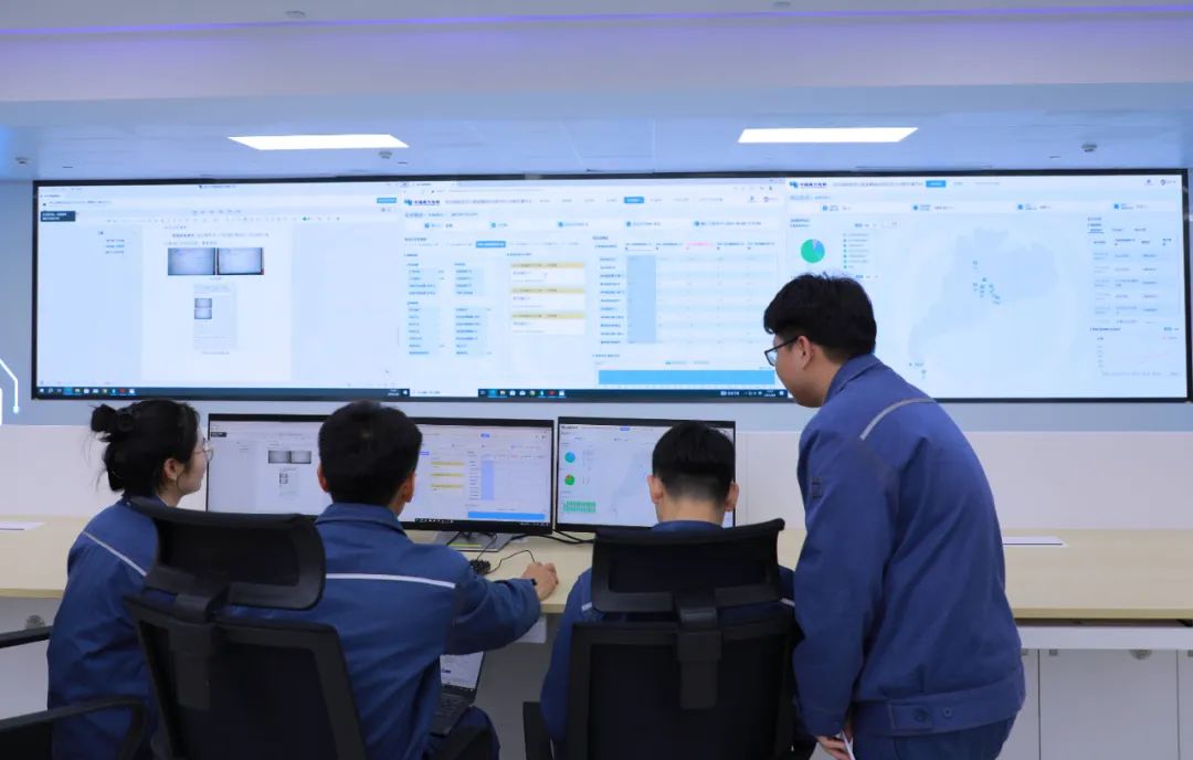 研发人员实时监测电化学储能站运行状态。图片来源：南网储能公司