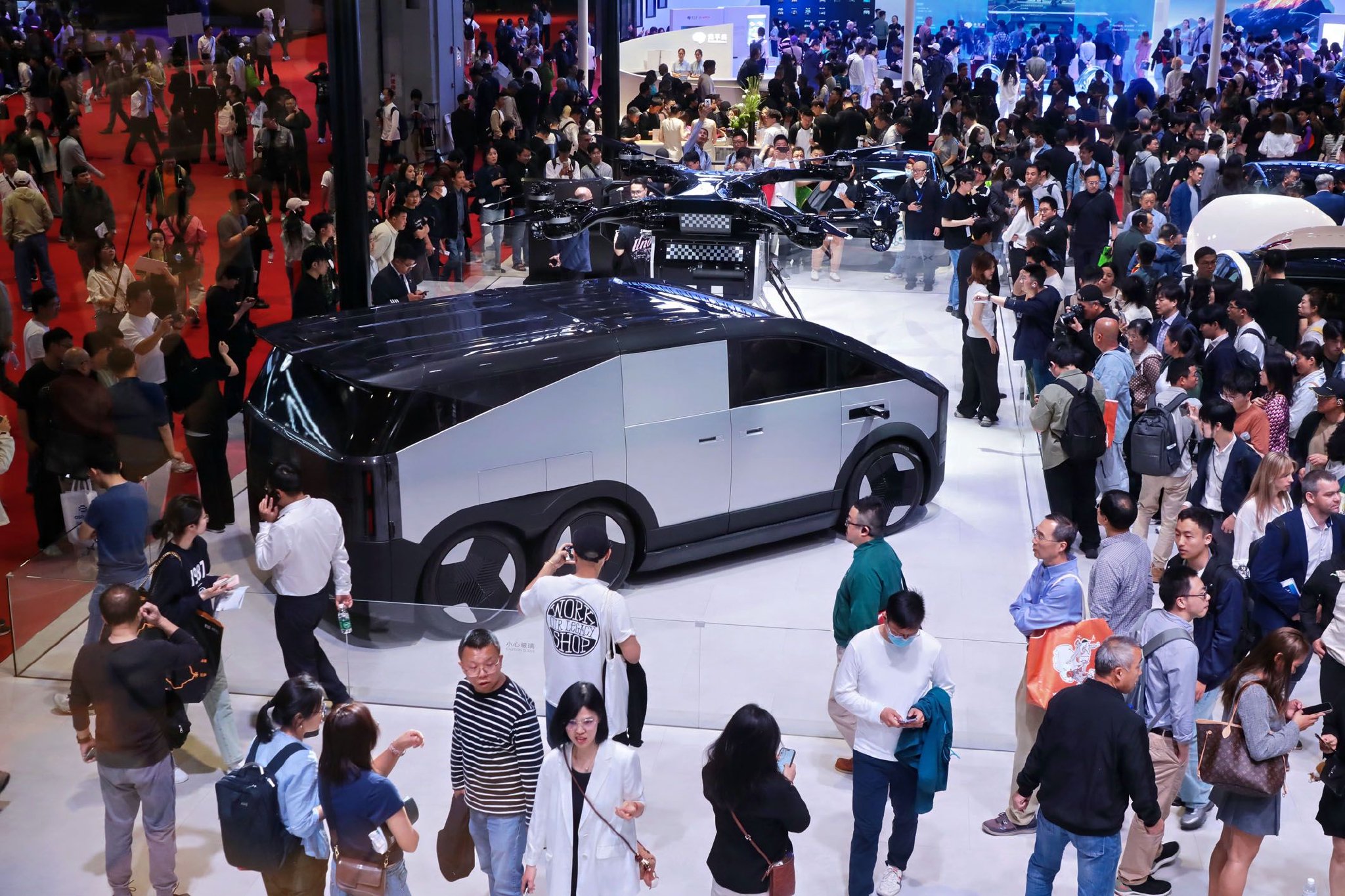 图为2025上海车展期间小鹏汽车展出的全球首款分体式飞行汽车“陆地航母”。（企业供图）