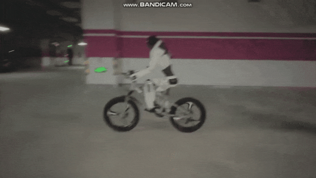 灵犀 X2 骑自行车｜图片来源：智元机器人
