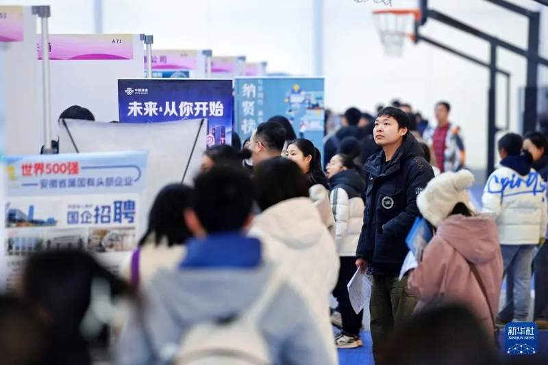 ▲资料图：某招聘会现场。图/新华社