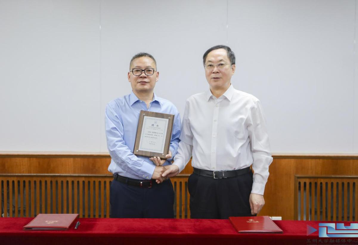 杨勇平为沈学顺颁发聘书。兰州大学新闻网图