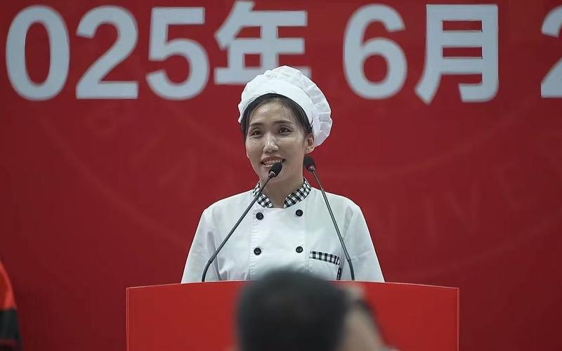 ▲延边大学食堂阿姨刘晓梅正在发言。图/延边大学社交账号截图