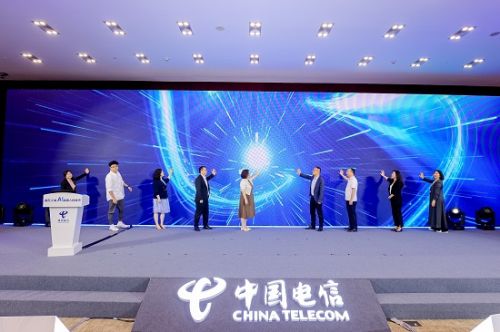 像航董事长兼CEO张兵(右二)现场签约