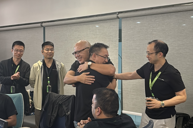▲ 图源腾讯云:「迁云」项目作战室庆祝迁移成功
