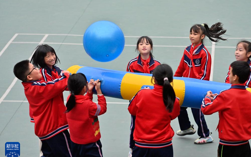 ▲资料图：学生们在体验同心击鼓项目。图/新华社