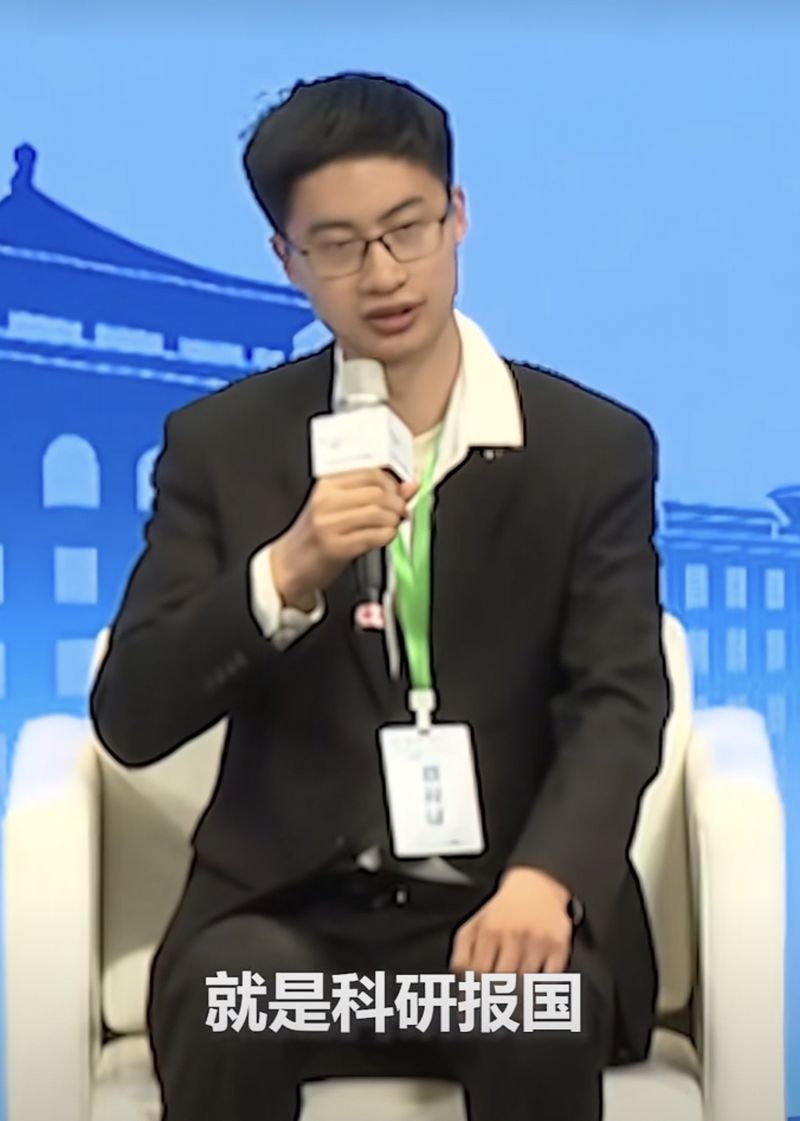 ▲庞众望在清华大学“科学报国与君子担当”对话活动上。图/人民日报视频号截图