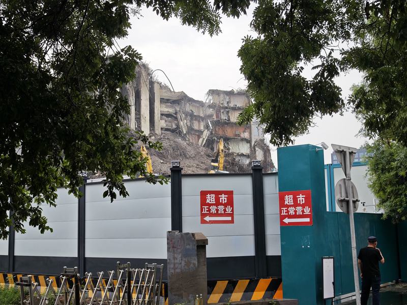 7月10日，北京同仁医院崇文门院区东区大楼正在施工拆除，外部设置了围挡。新京报记者 戴轩 摄