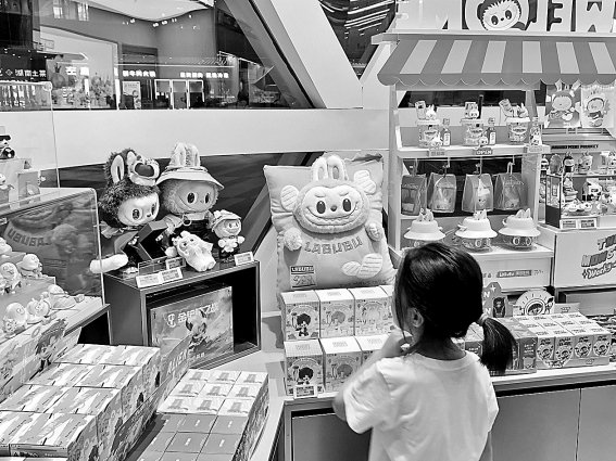  抓娃娃、潮玩盲盒、文创产品吸引着年轻人为情绪价值慷慨解囊。本报记者 李思靓 摄