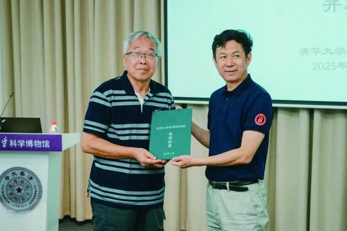 ▲清华大学科学博物馆馆长吴国盛向捐赠人张一兵(左)颁发捐赠证书。