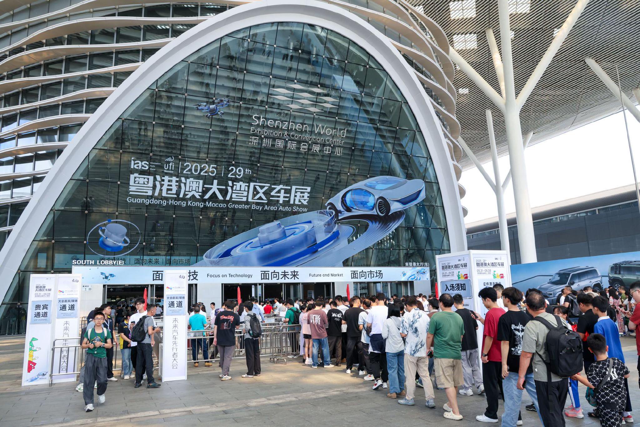 图为观众在2025粤港澳大湾区车展观展。 新华社记者 梁旭 摄