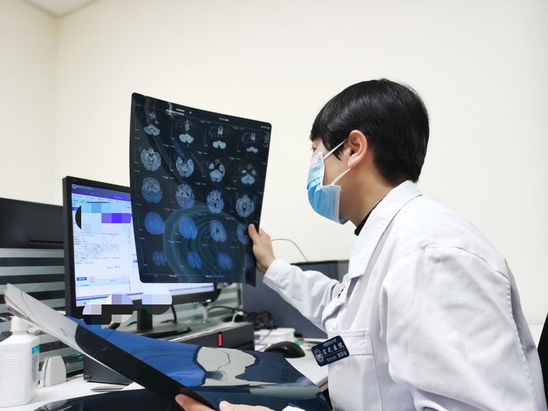 3月18日下午，宣武医院记忆门诊，魏翠柏在分析患者的影像学检查结果。新京报记者 戴轩 摄