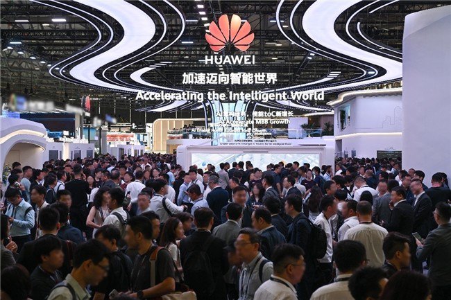     2025MWC 上海华为N1展区