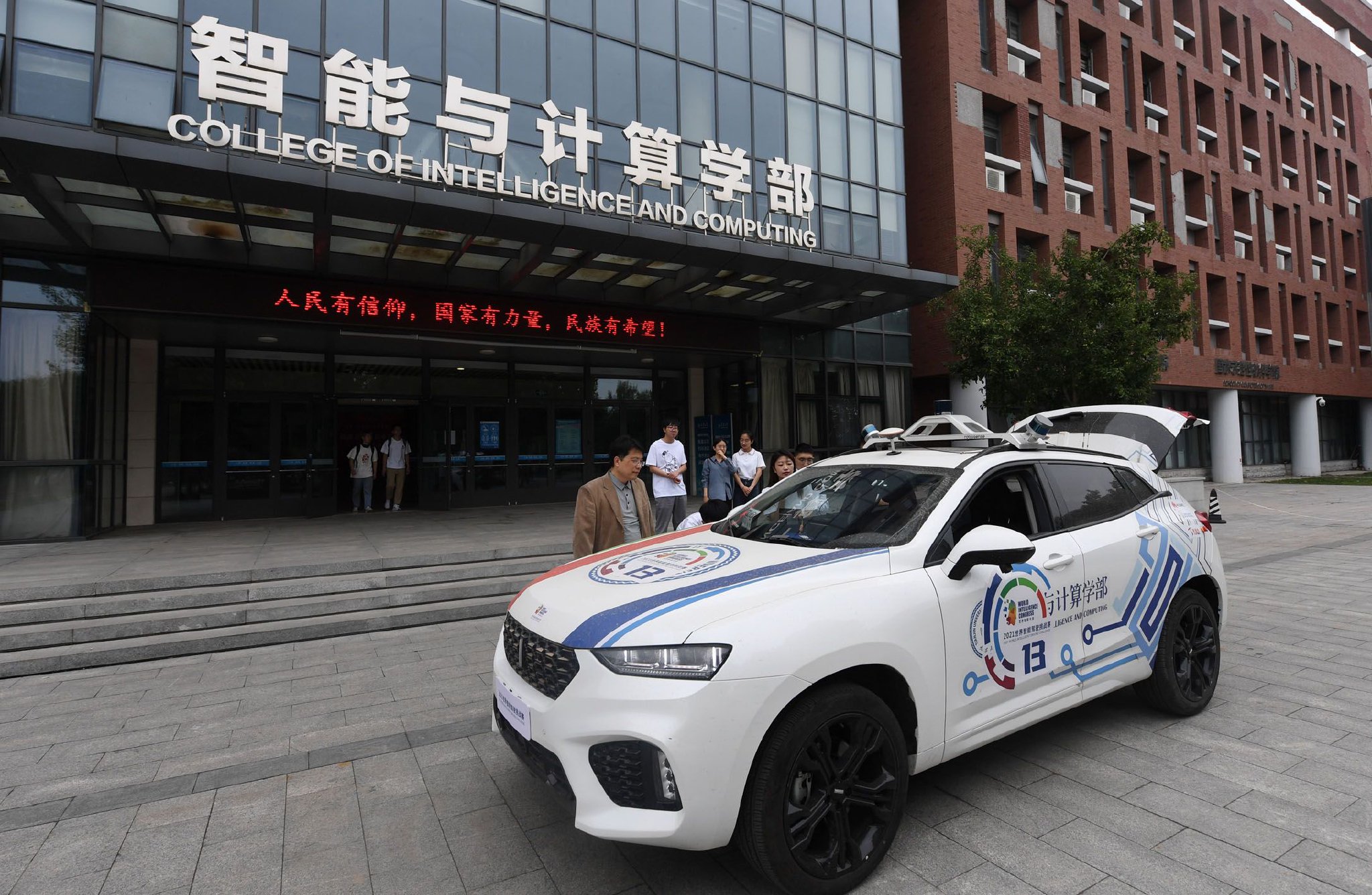 图为天津大学智能与计算学部教师和学生一起调试自动驾驶车辆数据。记者 赵子硕 摄
