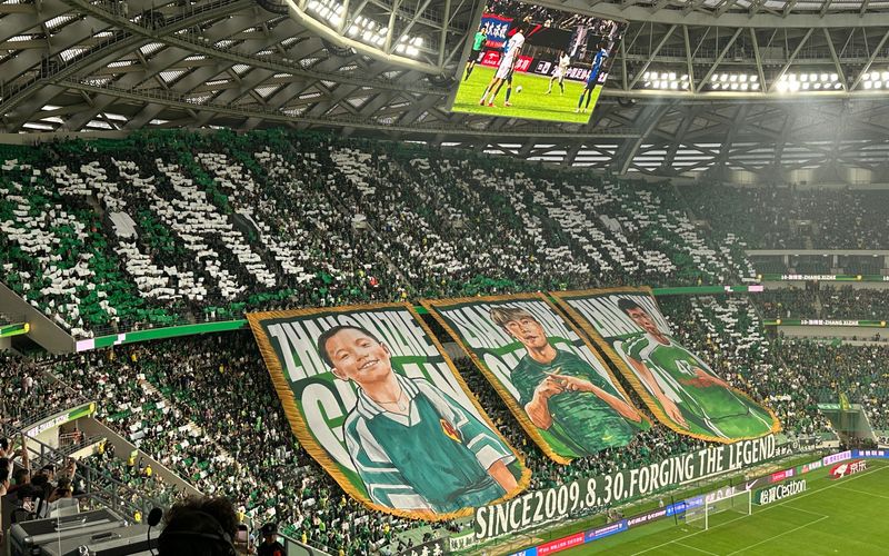 致敬老将张稀哲,工体本赛季首次打出巨型TIFO。新京报记者 孙海光 摄