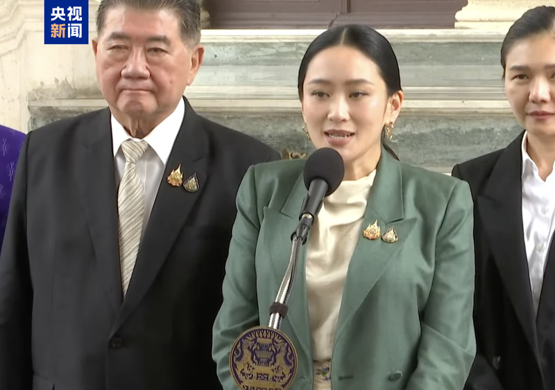 △当地时间7月1日,佩通坦在总理府表示接受泰国宪法法院的决定。