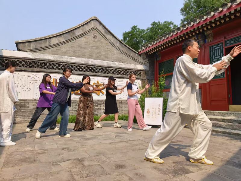 6月12日,北京非遗体验中心,中外大学生跟着王其和太极拳非遗传人杜军明学太极拳。新京报记者 浦峰 摄