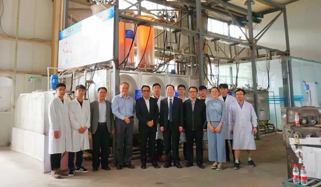 图为张全国(中)和团队在创制的太阳能光合生物制氢试验装置前合影受访者供图