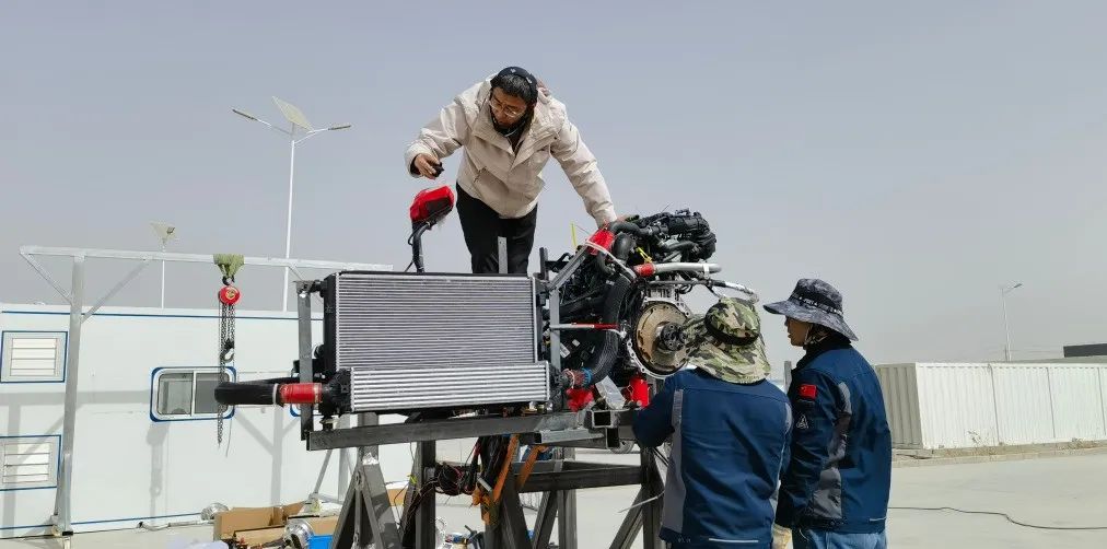 ▲ 东风汽车研发总院专业工程师进行地面大功率联调工作