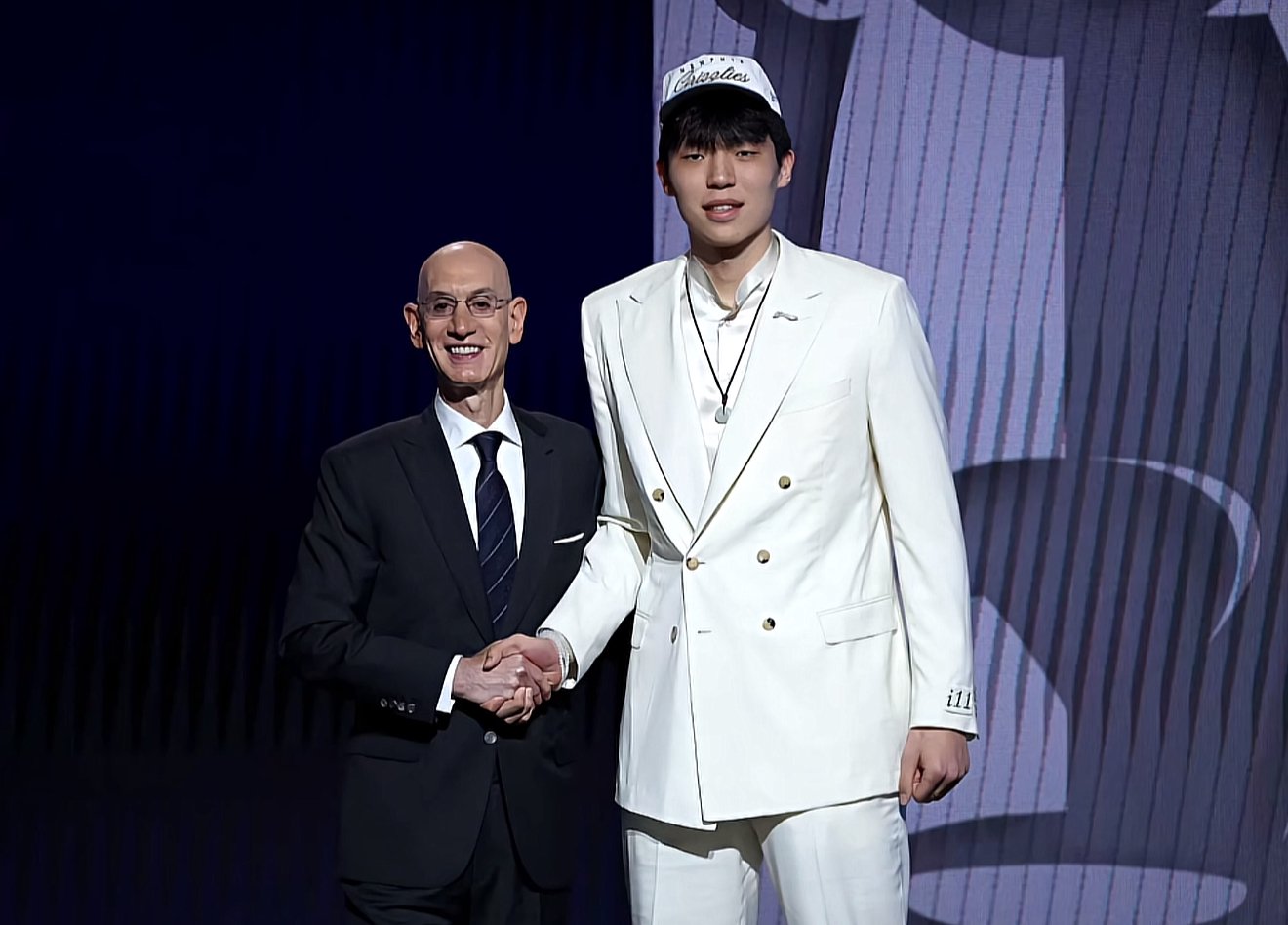 NBA总裁亚当·肖华与杨瀚森/图源:杨瀚森个人微博
