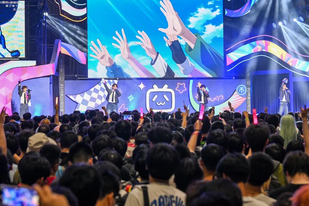 2025年7月11日，国家会展中心（上海），观众在观看Travis Japan的演出。澎湃新闻记者 朱伟辉 图