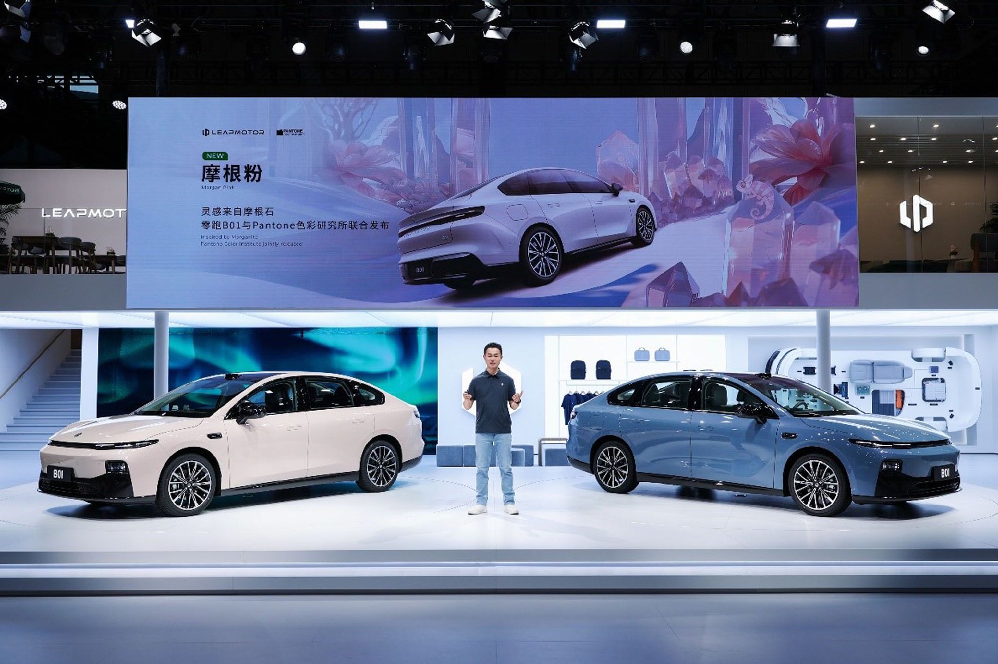 图为上海车展上,零跑科技高级副总裁曹力发布B系列首款纯电轿车——B01。(企业供图)