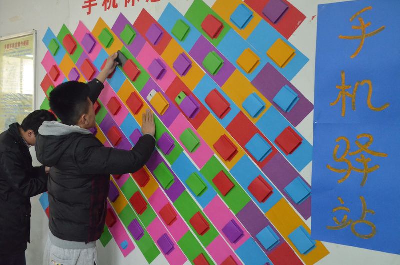 ▲资料图:某地大学生正在“手机驿站”放置手机。图/IC photo