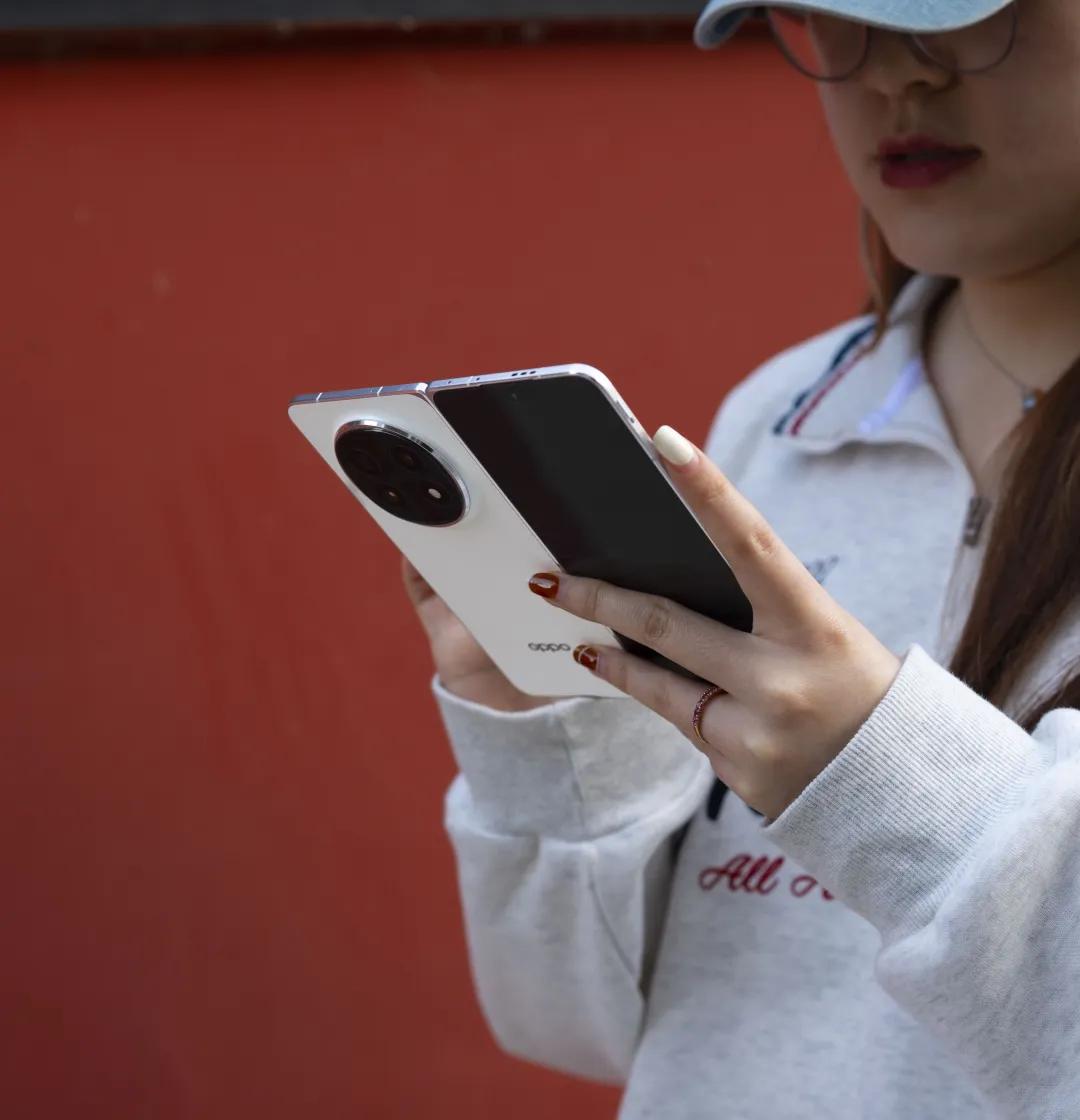 OPPO Find N5 展开使用状态 | 图片来源：极客公园