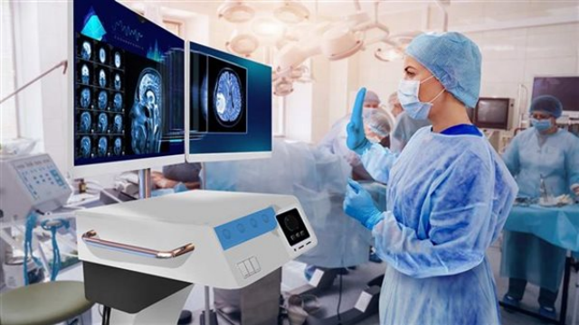 图 1 医疗专业人士使用手势识别与智能型 HMI 系统互动