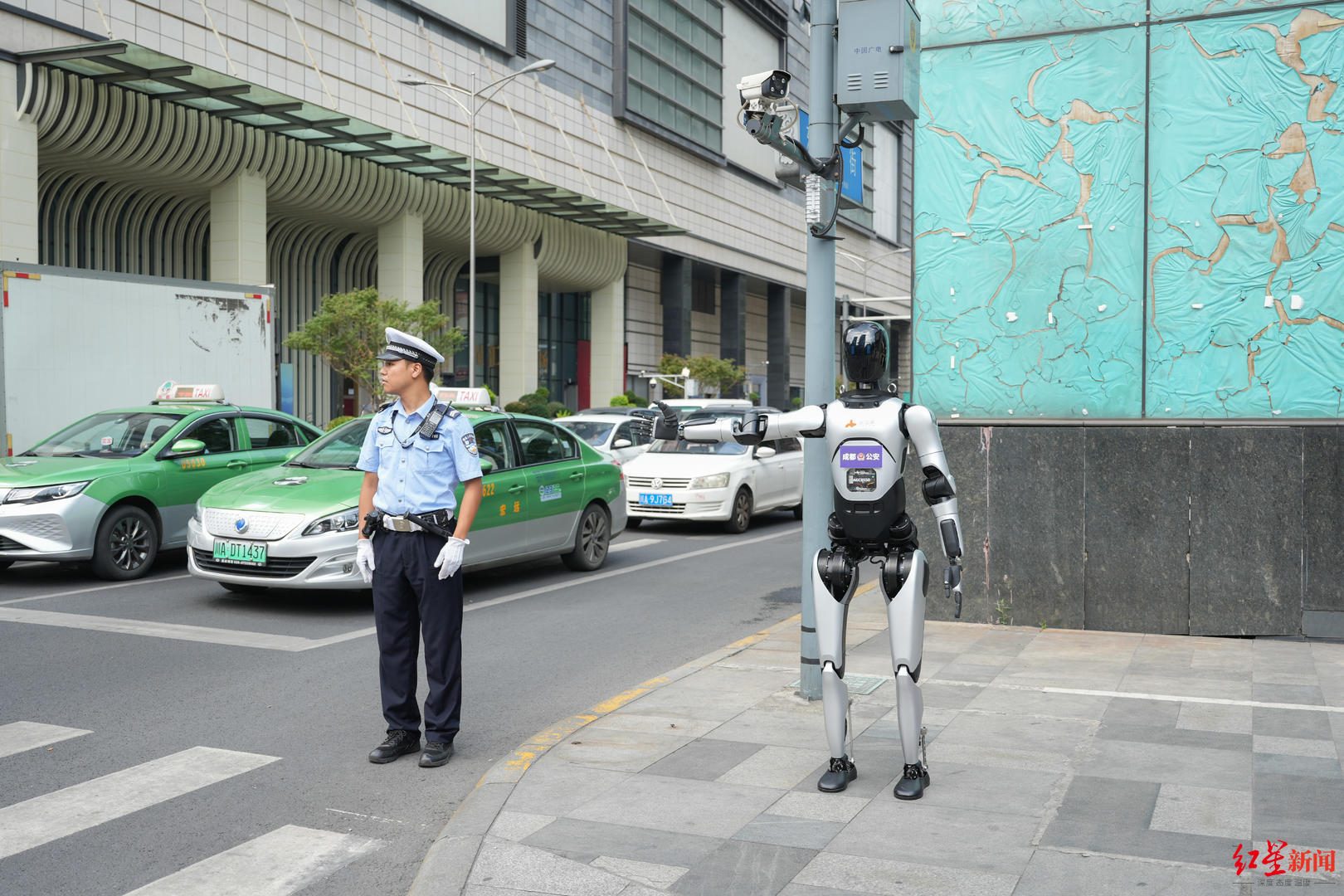 ▲6月16日,成都智能机器人实景验证活动中,“通天晓”在街头协助指挥交通 资料图
