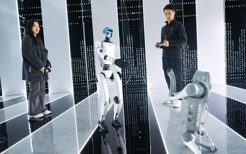 ▲2025年3月1日，在杭州宇树科技有限公司的产品展示中心，人形机器人和四足机器人在工作人员控制下做动作。图/新华社