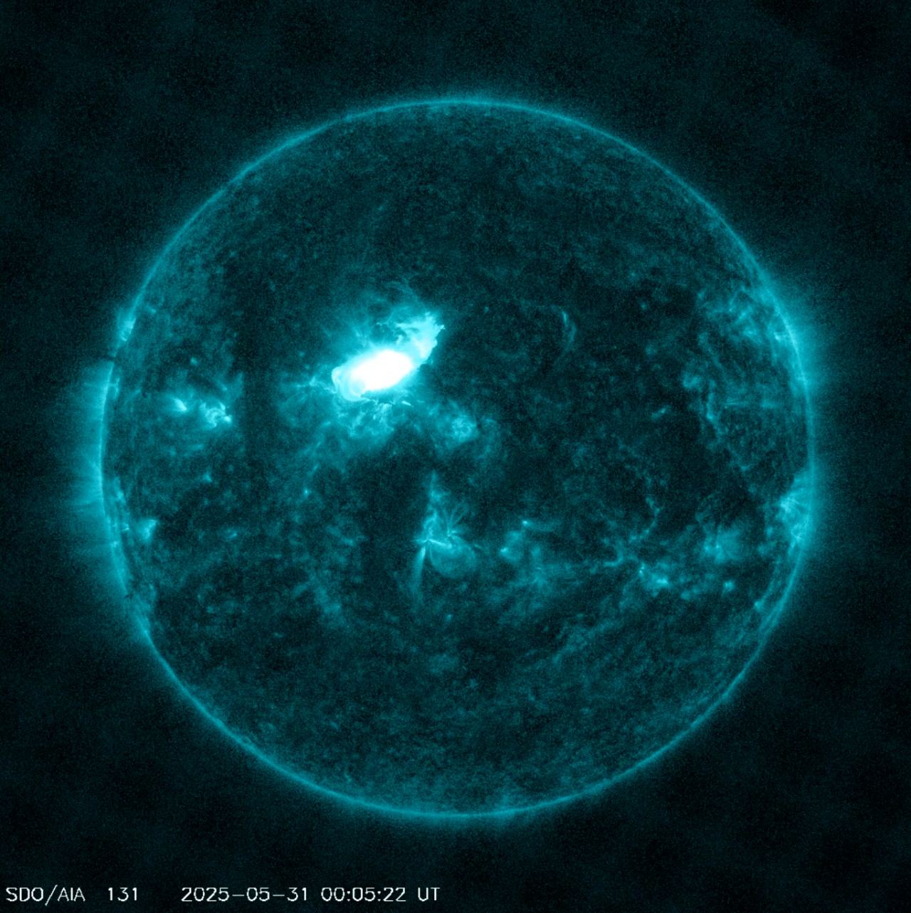 ▲ 位于太阳表面中部偏北的明亮区域就是耀斑现象 SDO 卫星
