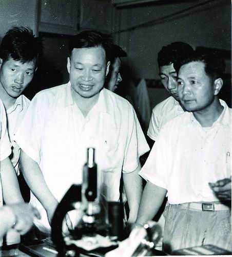 1963年,钱三强(中)到中国科学院西安光学精密机械研究所布置任务。