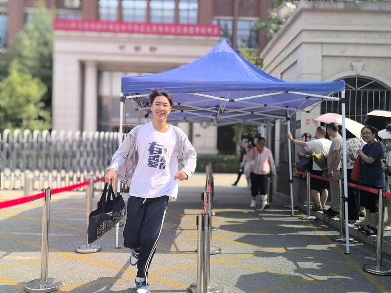 6月25日下午，丰台区璞瑅学校考点，完成考试的考生飞奔而出。新京报记者 杨菲菲 摄