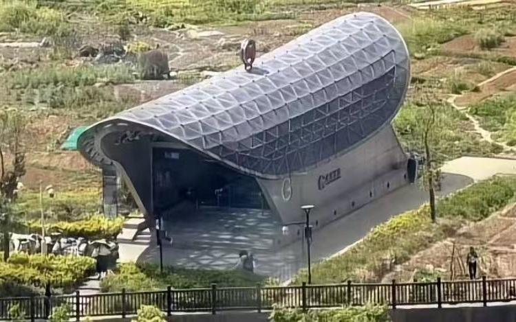 ▲资料图:杭州一地铁站的出入口引发热议。图/社交平台截图