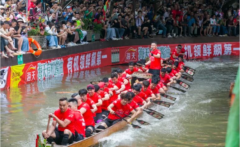 比赛现场游客人山人海